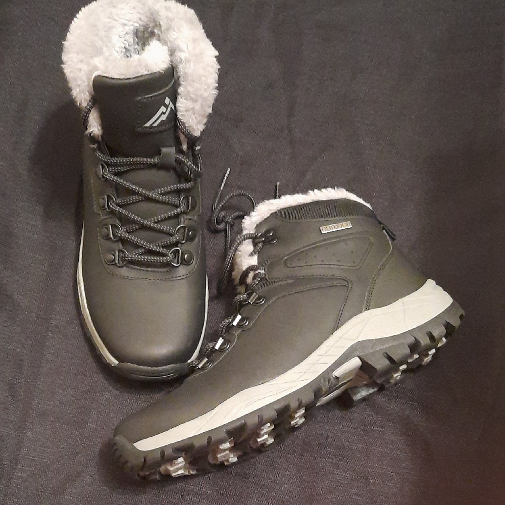 Outdoor Winter Gray and Black Snow Boots Mens Size 7 Womens Size 9